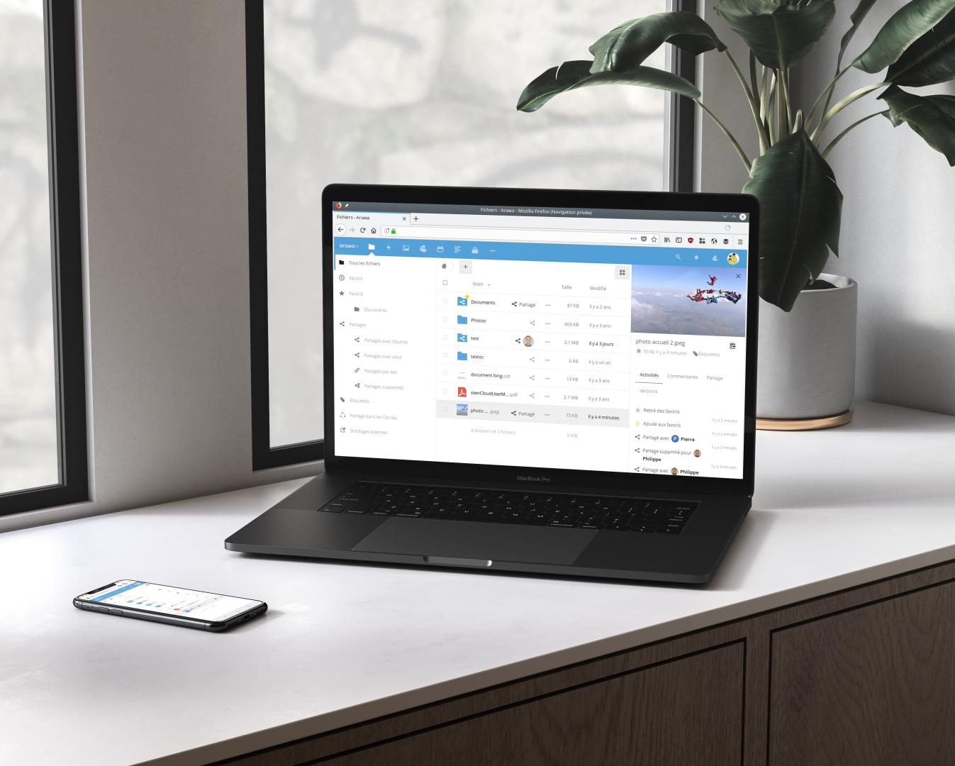 Ordinateur posé sur un bureau présentant une interface Nextcloud